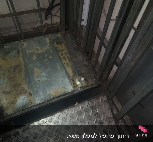 מסגרת מתכת עם רצפת מתכת מחוספסת